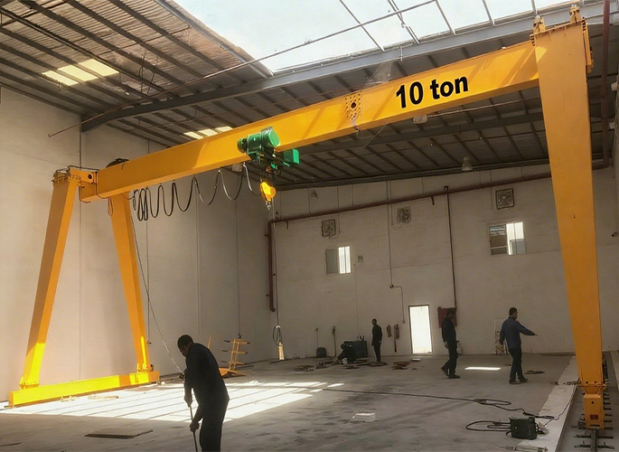 15吨门式起重机在工厂内部，用于搬运重型设备