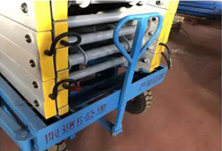 Scissor lift platform steerable towbar